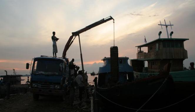 65265_bongkar_muat_di_pelabuhan_tikus_663_382